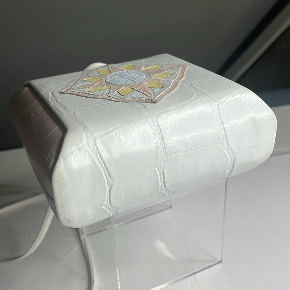 Ande White Structured Box Bag With Croc Appliqué Crossbody Strap - Picture 8 of 12